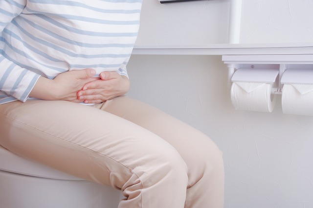 ゆるい下痢に伴う波のある腹痛